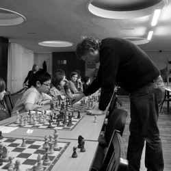 Edvin Hoac, Stockholms Schacksällskap spelar simultan mot Alexei Shirov. Resultat: remi!