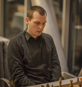 22-årige Polacken Kacper Piorun är obesegrad och delar  tredjeplatsen med Krasenkow och Volkov. (Foto: Lars OA Hedlund)