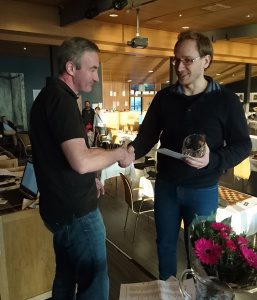 Hans Tikkanen gratuleras till segern i Deltalift Open och Svenskt Grand Prix av Magnus Filipsson. Foto: Mikael Lövskog