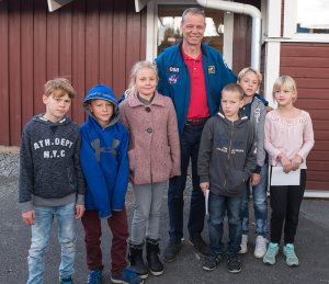 Christer tillsammans med de barn som var med och vann Sikta mot Stjärnorna 2016  (Foto: Lars OA Hedlund)