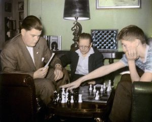En ung Bobby Fischer analyserar tillsammans med William Lombardy och Jack Collins. Foto: Wikipedia.