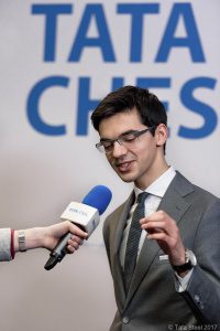 Anish Giri var glad efter sin vinst mot Nepo. Foto: Turneringshemsidan.