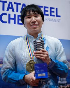 Wesley So firar segern i Wijk aan Zee. Foto: Turneringshemsidan.