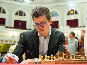 Magnus Carlsen leder inför sista ronden på Isle of Man. Foto: Chess.com/Maria Emelianova.