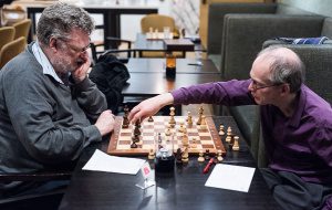 Bild från förra årets tävling på Per Söderberg och fjolårsvinnaren GM Thomas Ernst. Foto: Lars OA Hedlund 