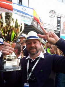 Niklas Kjellqvist med pokalen som hans lag, Association Veolia Sport, fick för sin seger i totaltävlingen i Fölretags-VM